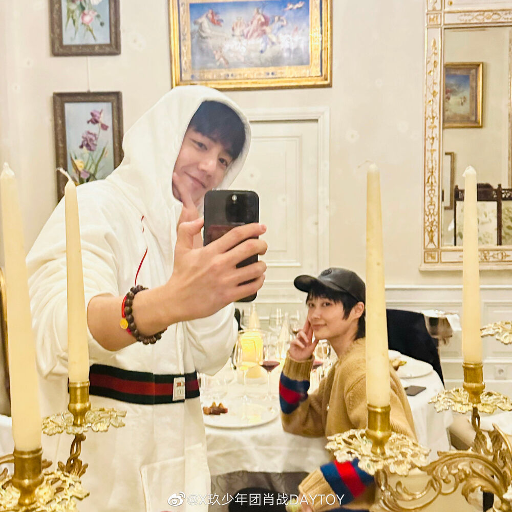 忙里偷闲晚宴自拍