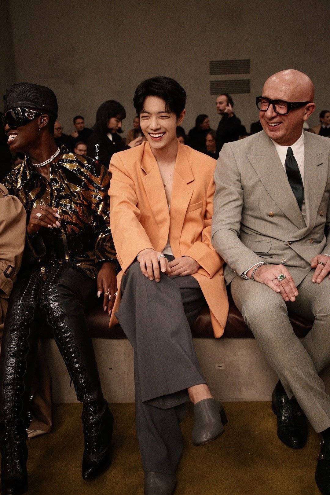 Tiêu Chiến bên cạnh ông Marco Bizzari, CEO Gucci (phải) ở front row show Thu Đông 2023. Ảnh: Twitter