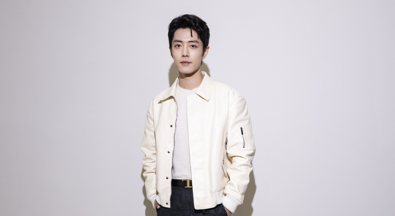 La superstar Xiao Zhan alla boutique Tod’s di via Montenapoleone a Milano: fan in delirio mandano il traffico in tilt